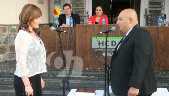 Marta Estrabeau juró como consejera.