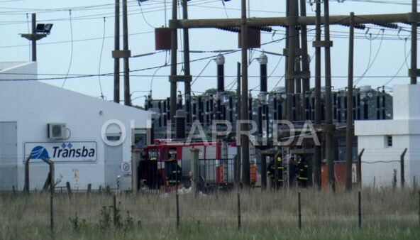 Bomberos fue a sofocar la explosión.