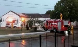 Bomberos y personal del Hospital trabajaron por el ingreso de agua.