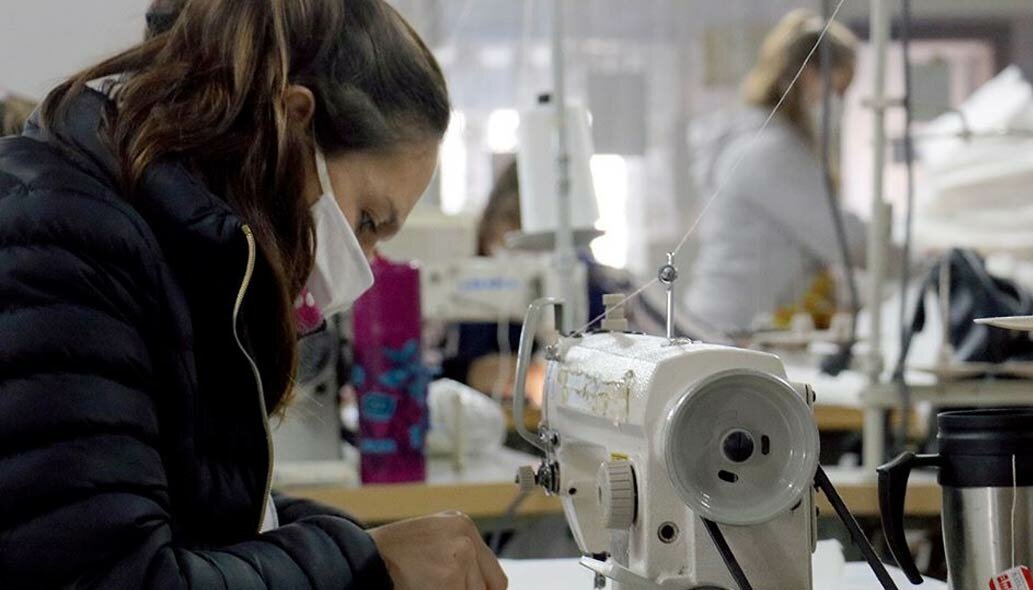 Coronel Suárez: la ciudad fabrica 7000 barbijos por día