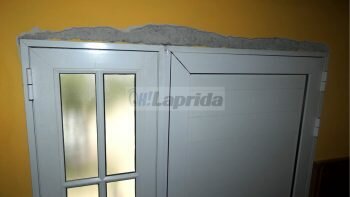 Los agentes arrancaron la parte superior de la puerta y rompieron el picaporte. El investigado vivía enfrente.
