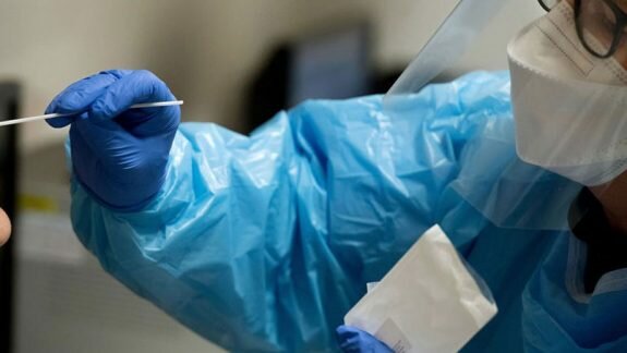 Empezarán a hisopar a los contactos estrechos sin síntomas