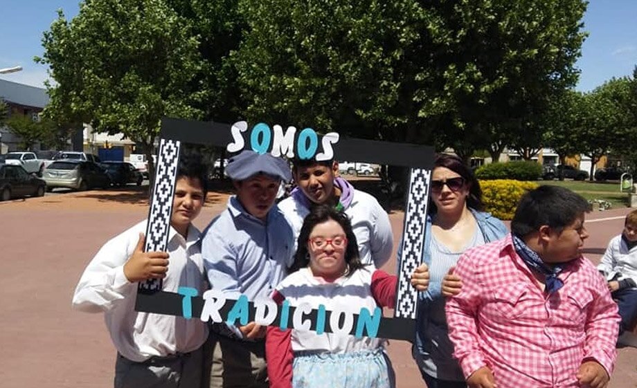 La Escuela Especial celebró en la plaza el Día de la Tradición
