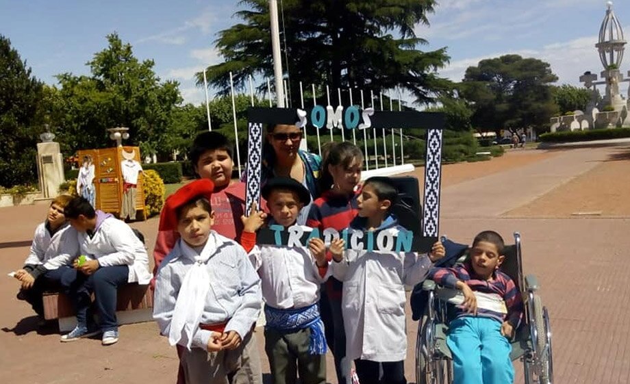 La Escuela Especial celebró en la plaza el Día de la Tradición